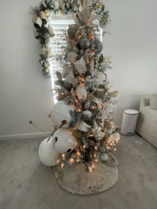 Flocked tree with a window garland